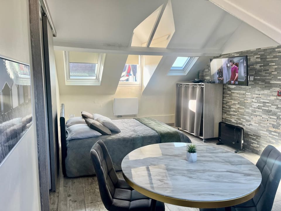 Bed, Day, TV and multimedia, View (from property/room), Photo of the whole room, Seating area, Dining area