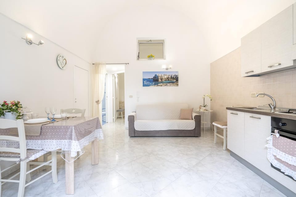 Property building, Kitchen or kitchenette, Living room