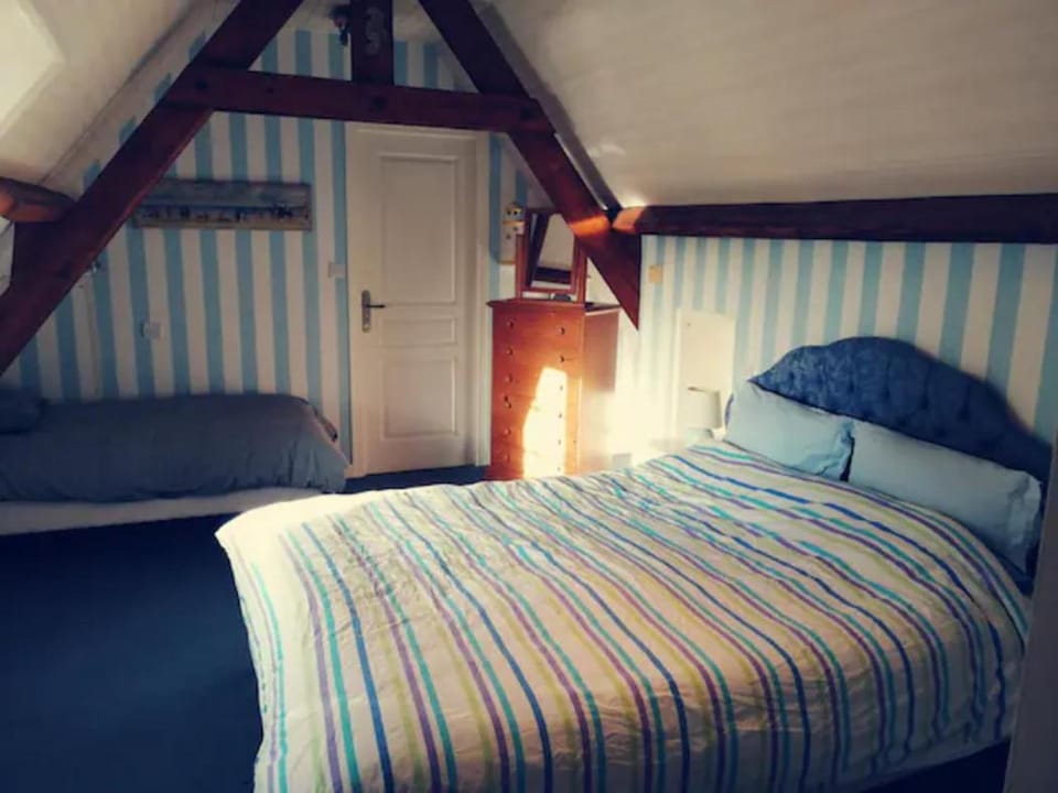 CHAMBRE D'HOTE AU MOULIN DE LONGUEIL Bed and Breakfast in Normandy