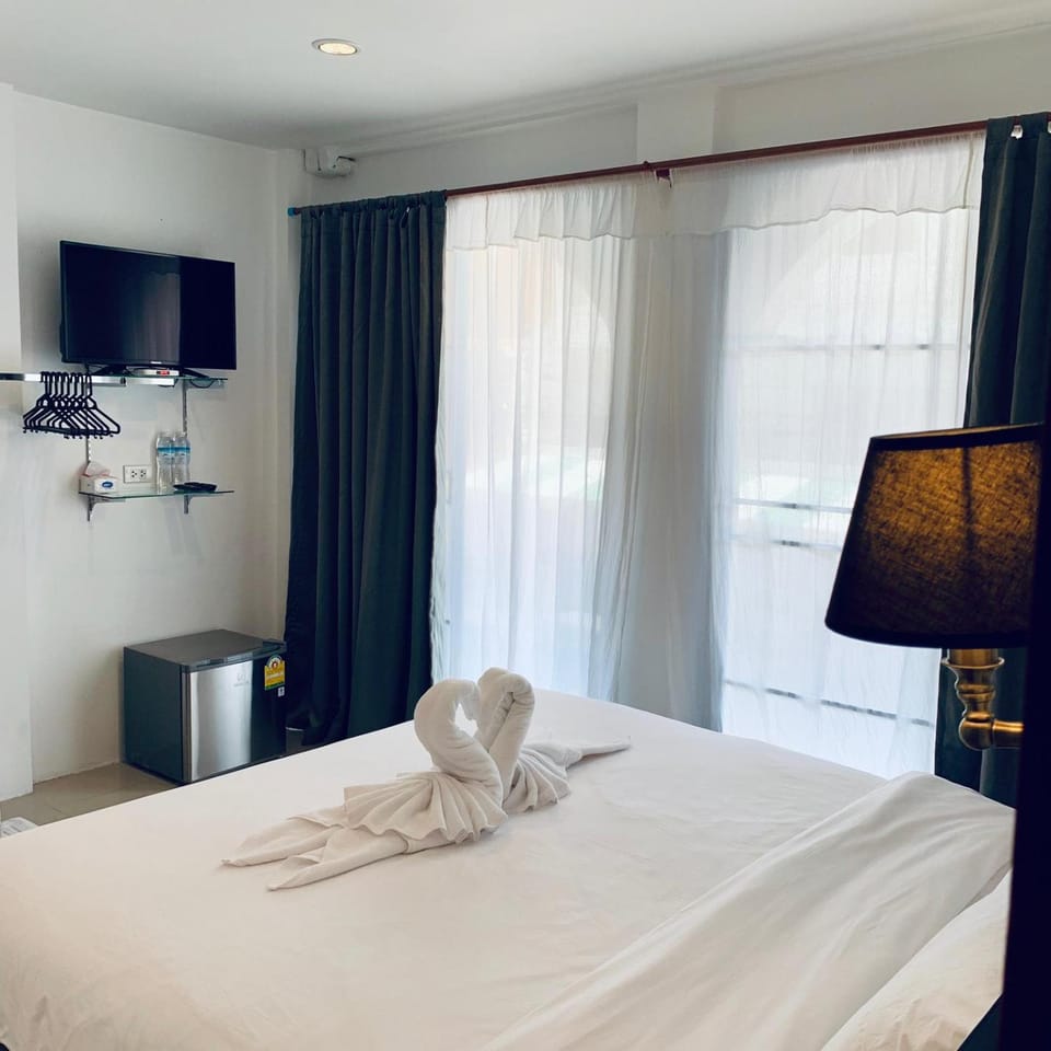 Bed, TV and multimedia, Photo of the whole room, Bedroom, towels