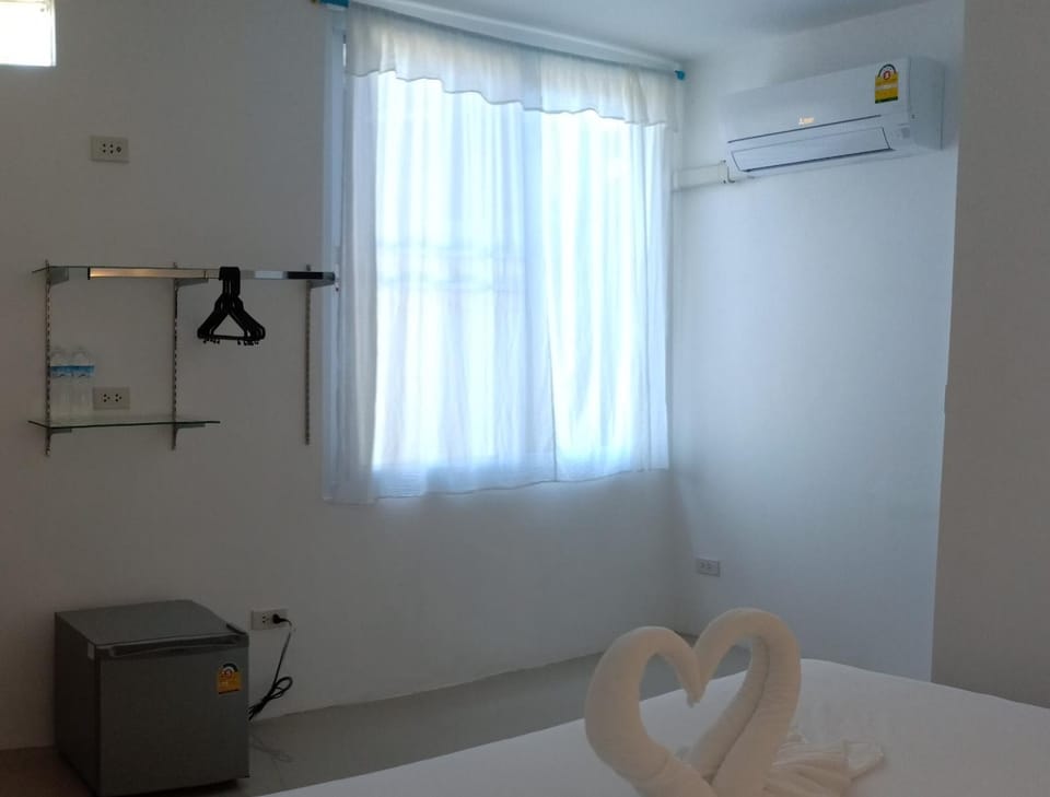Bed, Photo of the whole room, Bedroom, air conditioner