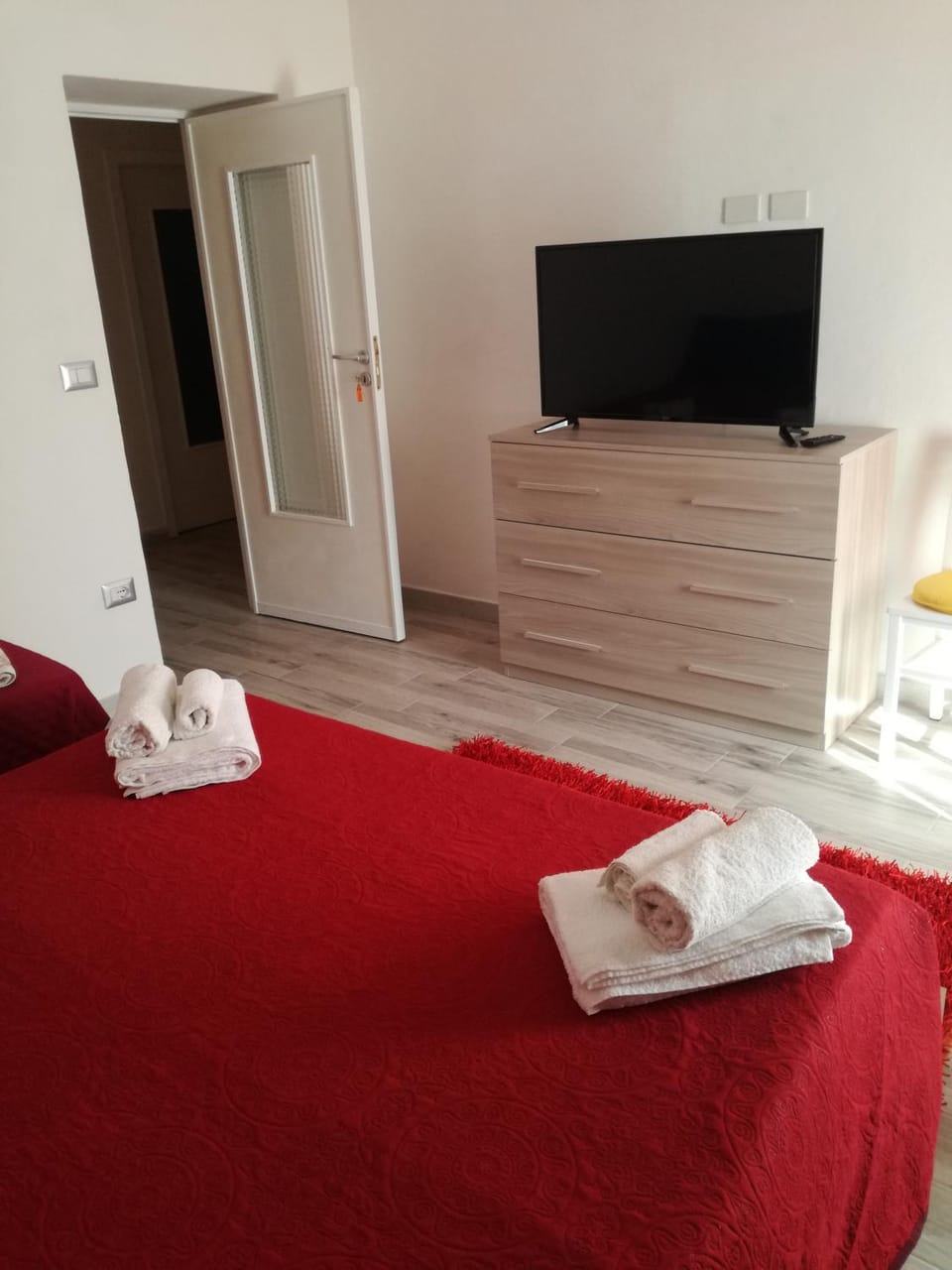 Bed, TV and multimedia, Photo of the whole room, Bedroom, towels