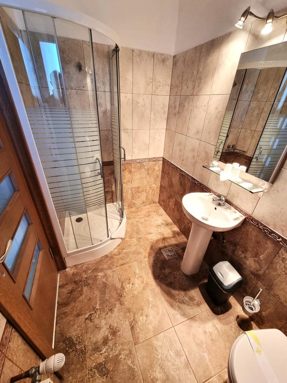 Shower, Toilet, Bathroom, towels