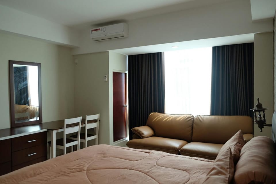 Bed, TV and multimedia, Seating area, Bedroom