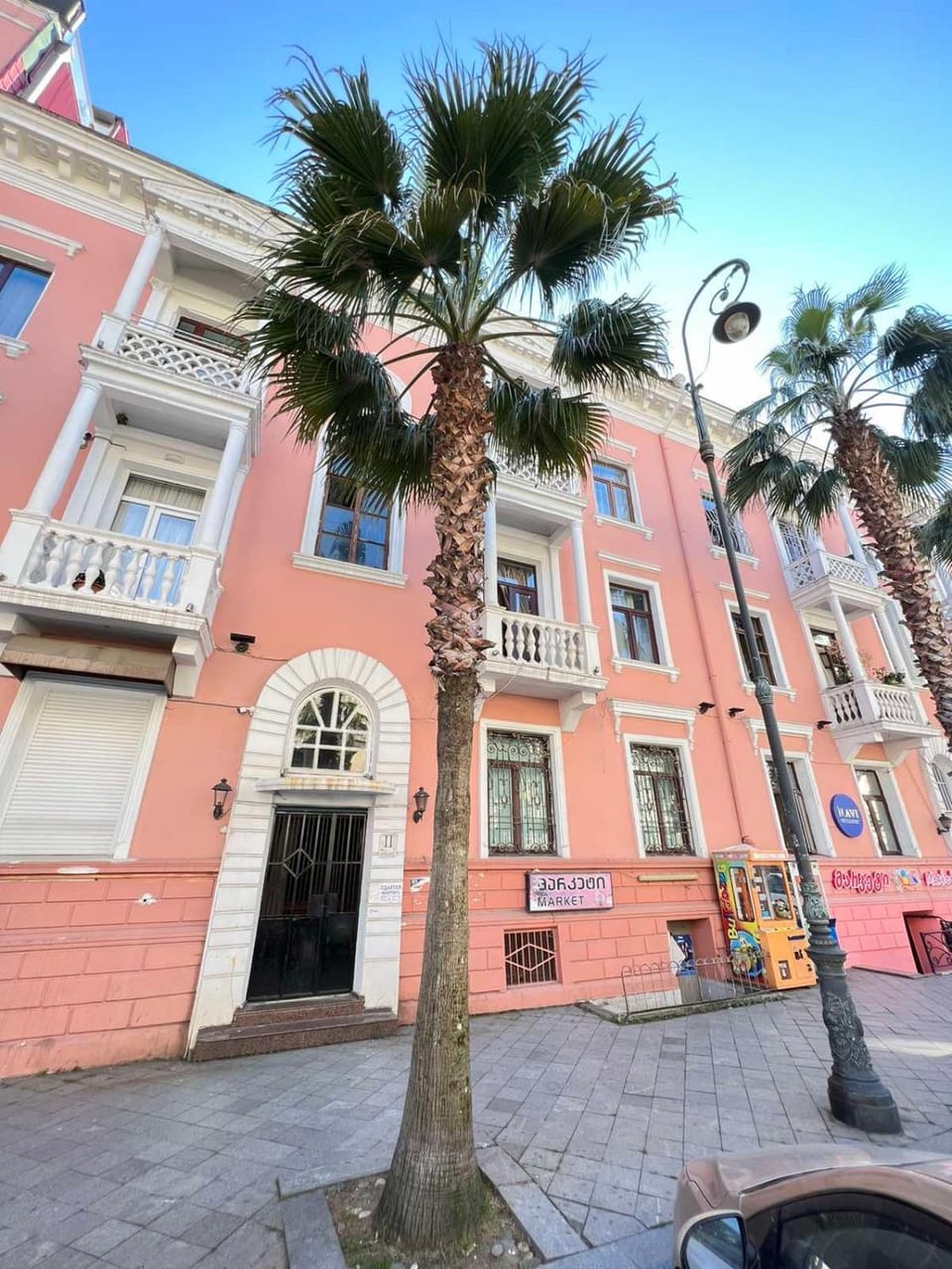Property building, Facade/entrance, Day, Neighbourhood, Street view, Location, Parking