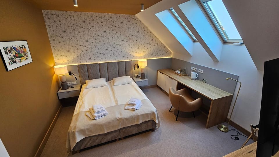 Bed, TV and multimedia, Photo of the whole room, Seating area, Bedroom, towels