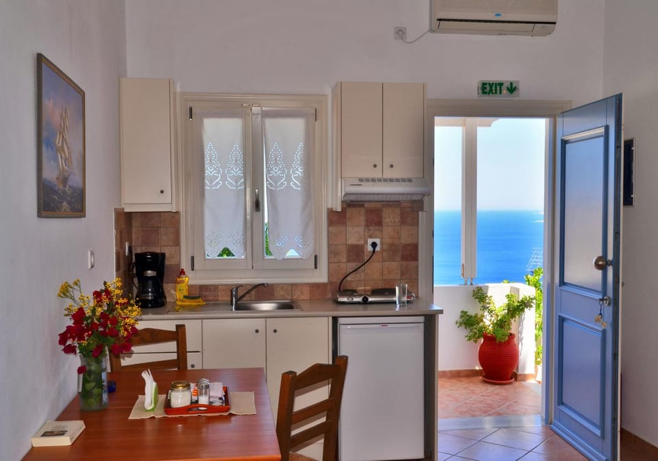 Photo of the whole room, Sea view