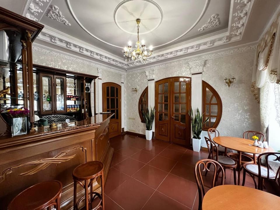 Restaurant/places to eat, Lounge or bar, Banquet/Function facilities, Seating area