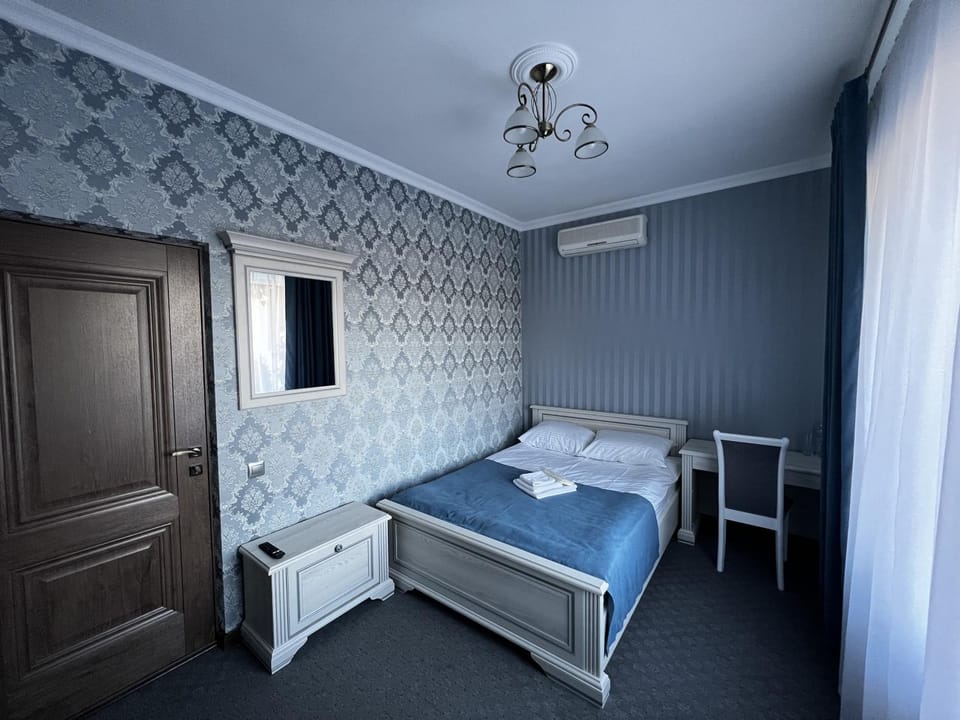 Bed, Photo of the whole room, Bedroom, Quiet street view, air conditioner