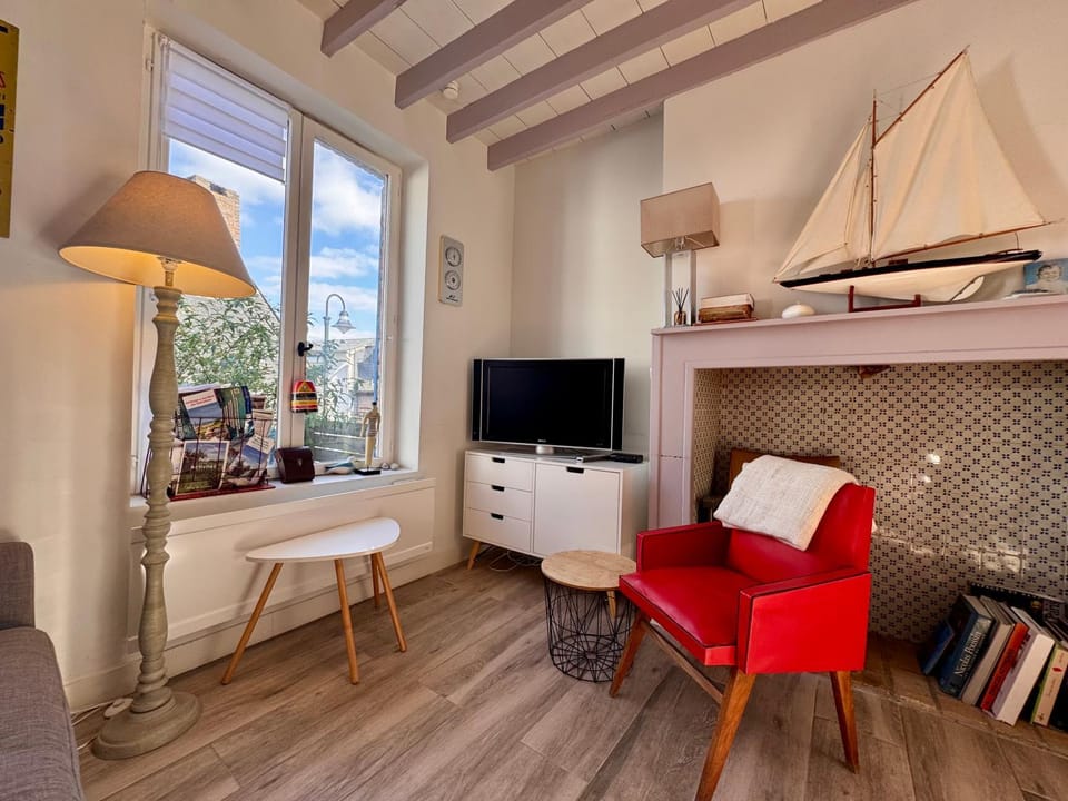 CALME ET AUTHENTICITE AU COEUR DU COURTGAIN House in Hauts-de-France