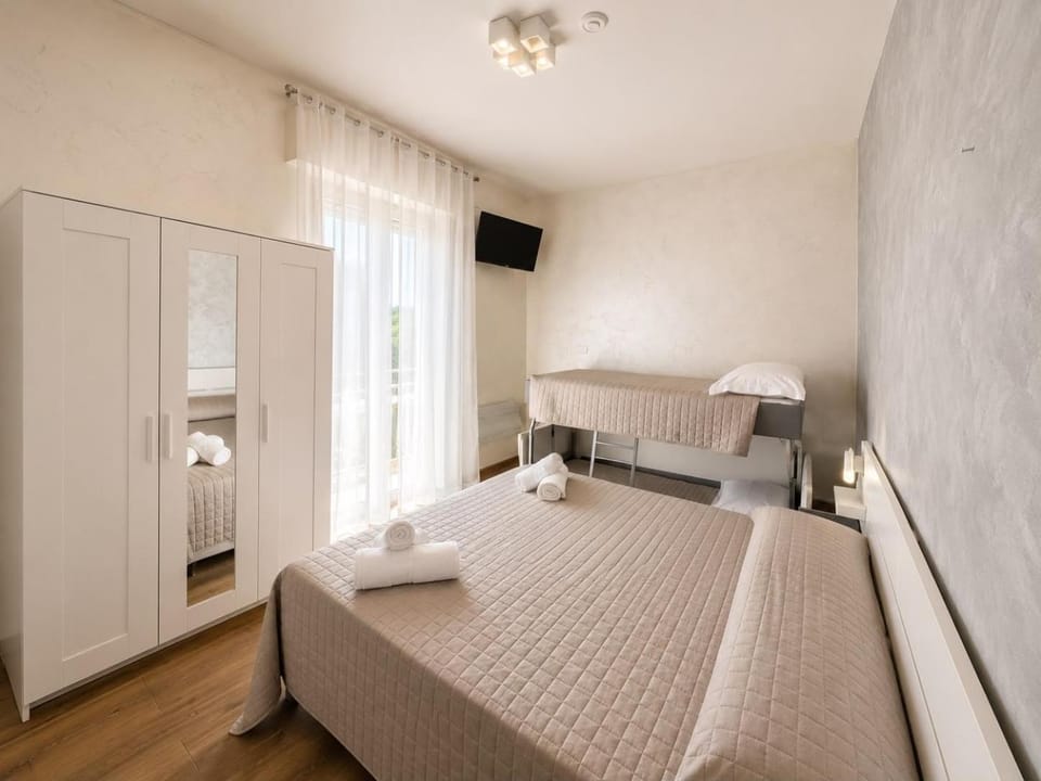 TV and multimedia, Bedroom, wardrobe