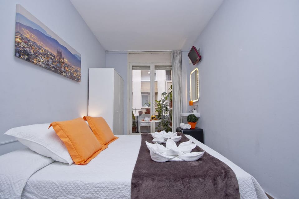 Barcelona City Seven Hostal Bed and Breakfast in Barcelona
