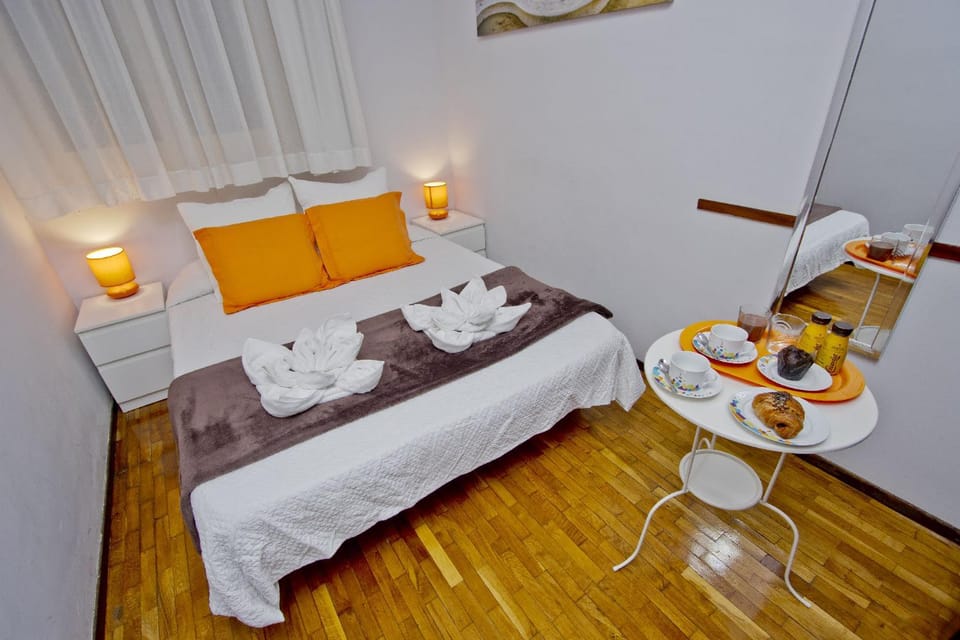 Barcelona City Seven Hostal Bed and Breakfast in Barcelona