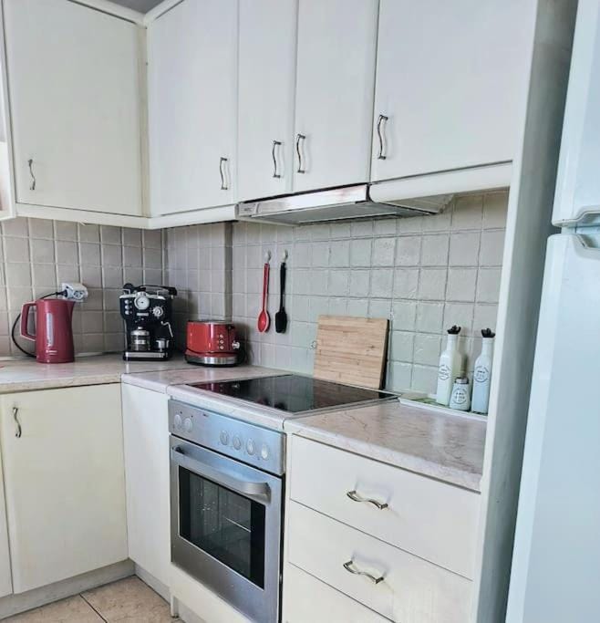 Coffee/tea facilities, Kitchen or kitchenette, dishwasher, oven, stove, toaster