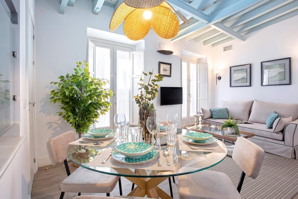 TV and multimedia, Living room, Seating area, Dining area
