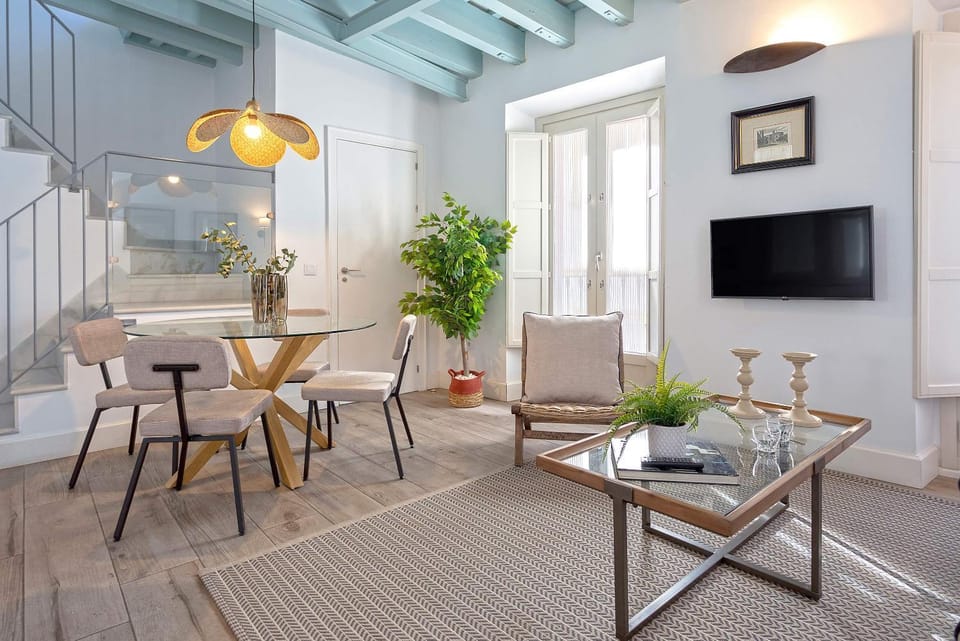 TV and multimedia, Living room, Seating area, Dining area