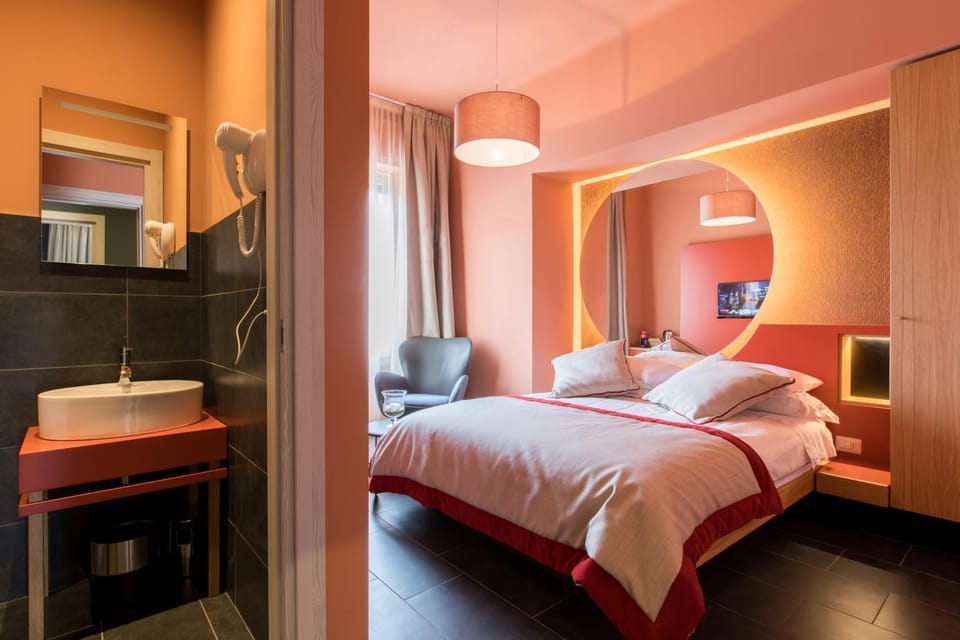 Photo of the whole room, Bedroom