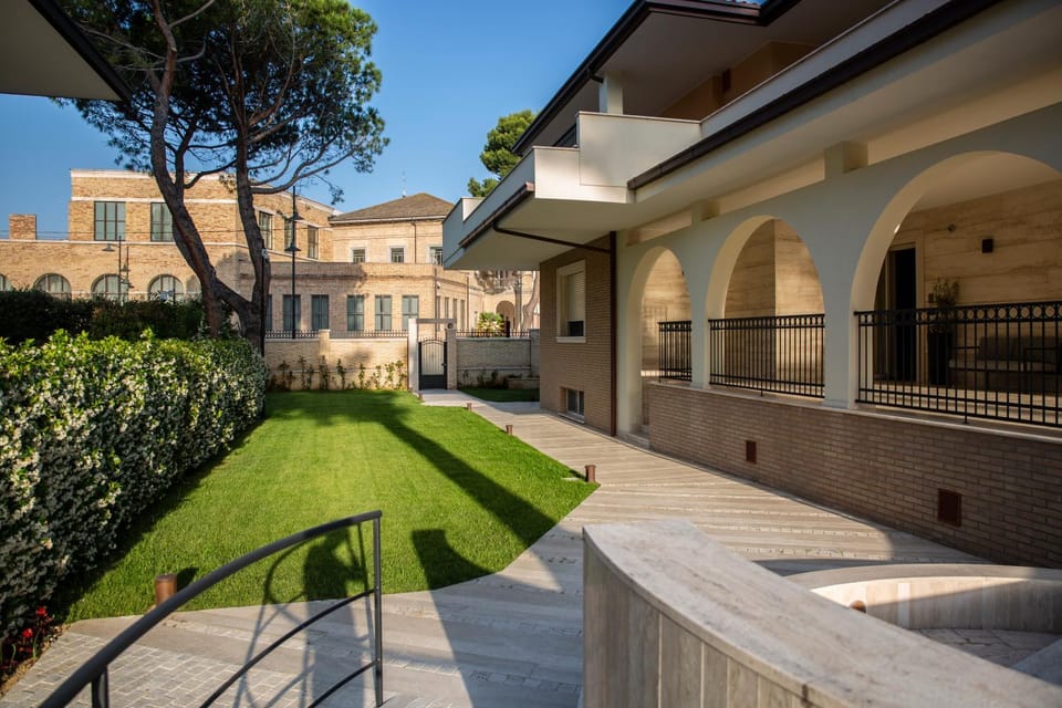 Property building, Patio, Facade/entrance, Spring, Day, Garden, Garden view