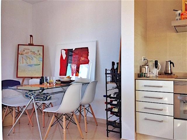 Kitchen or kitchenette, Dining area