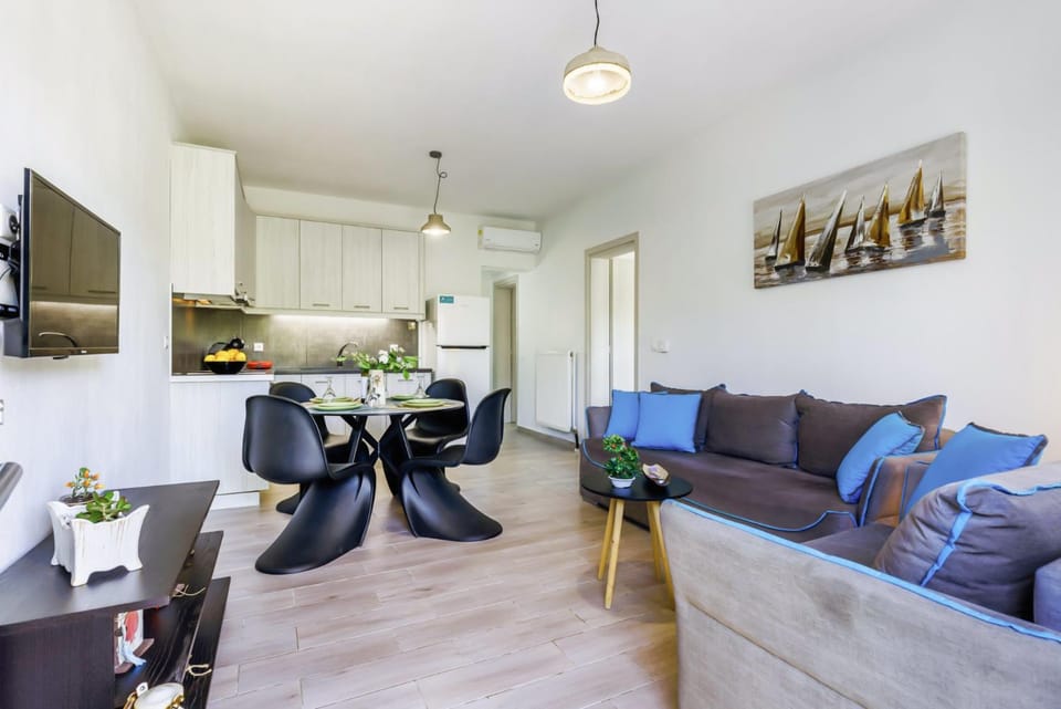 TV and multimedia, Kitchen or kitchenette, Living room, Seating area, Dining area