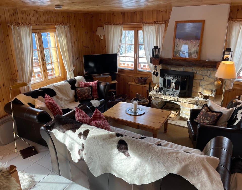 TV and multimedia, Living room, Photo of the whole room, Seating area, Mountain view, Mountain view