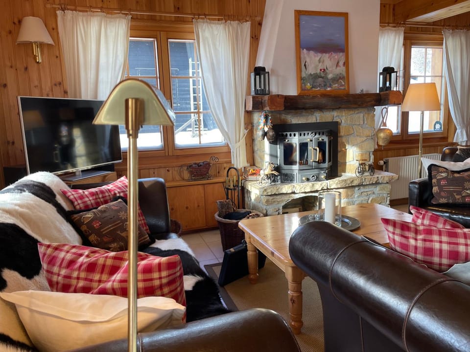 TV and multimedia, Living room, Photo of the whole room, Decorative detail, Decorative detail, Seating area