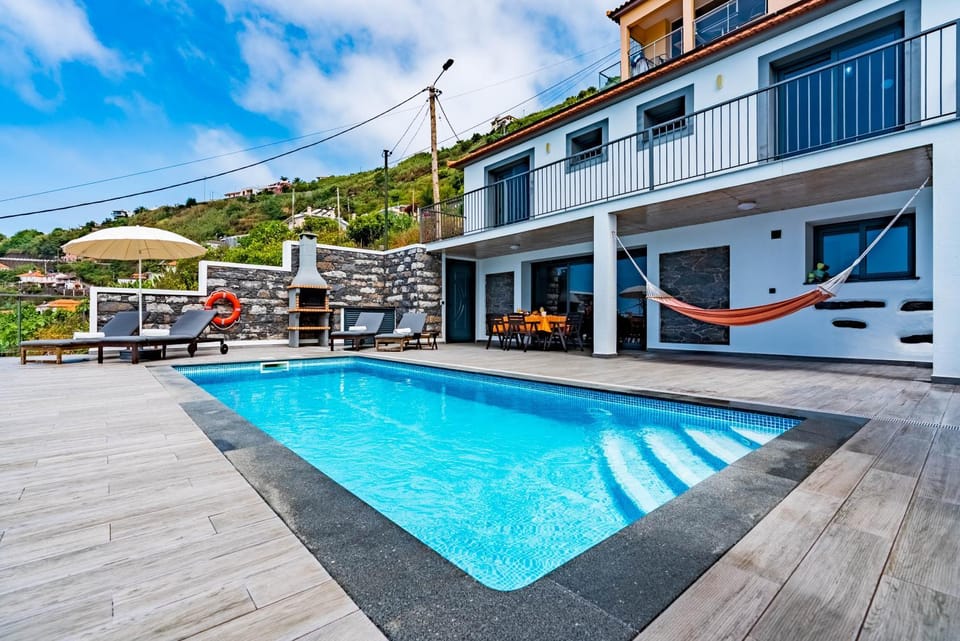 Property building, Natural landscape, Balcony/Terrace, Pool view, Swimming pool, sunbed