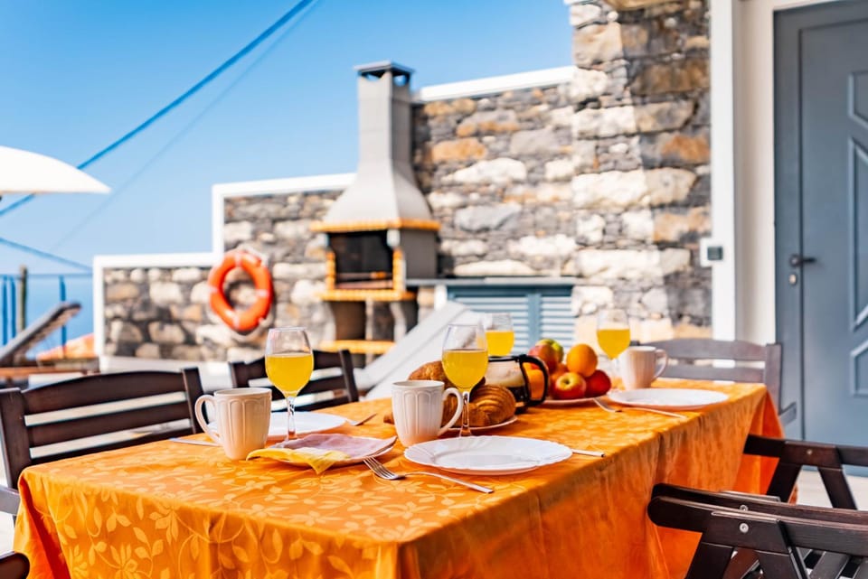 Patio, Day, BBQ facilities, Seating area, Dining area