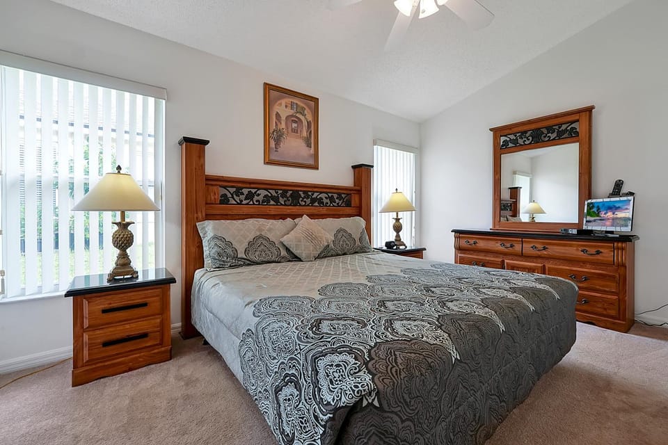 Bed, TV and multimedia, Photo of the whole room, Bedroom, fireplace