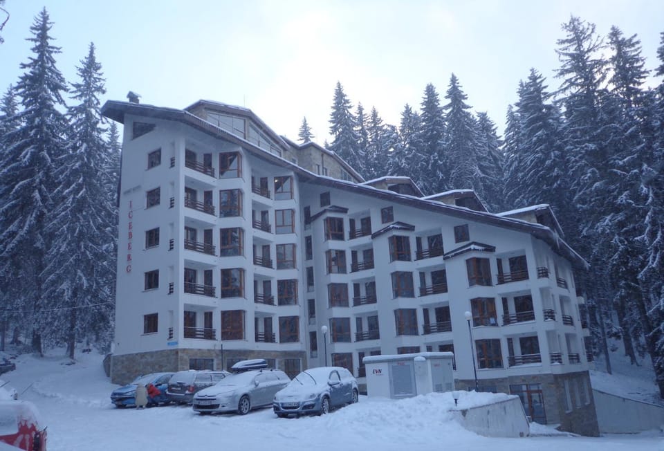 Property building, Day, Natural landscape, Winter, Parking