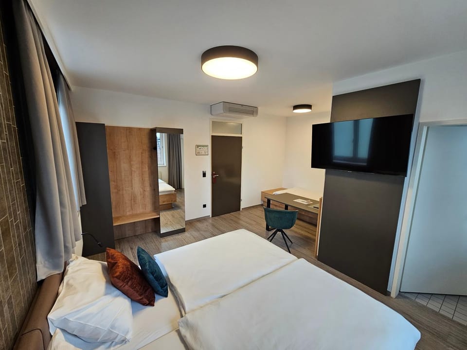 Bed, TV and multimedia, Bedroom, wardrobe, air conditioner