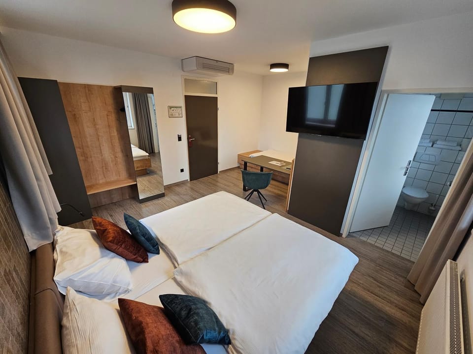 Bed, TV and multimedia, Photo of the whole room, Bedroom, wardrobe, air conditioner