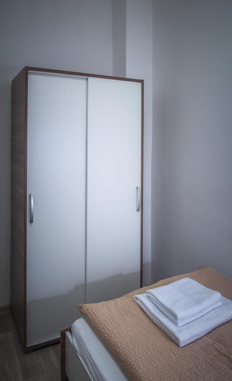 Photo of the whole room, Bedroom, wardrobe