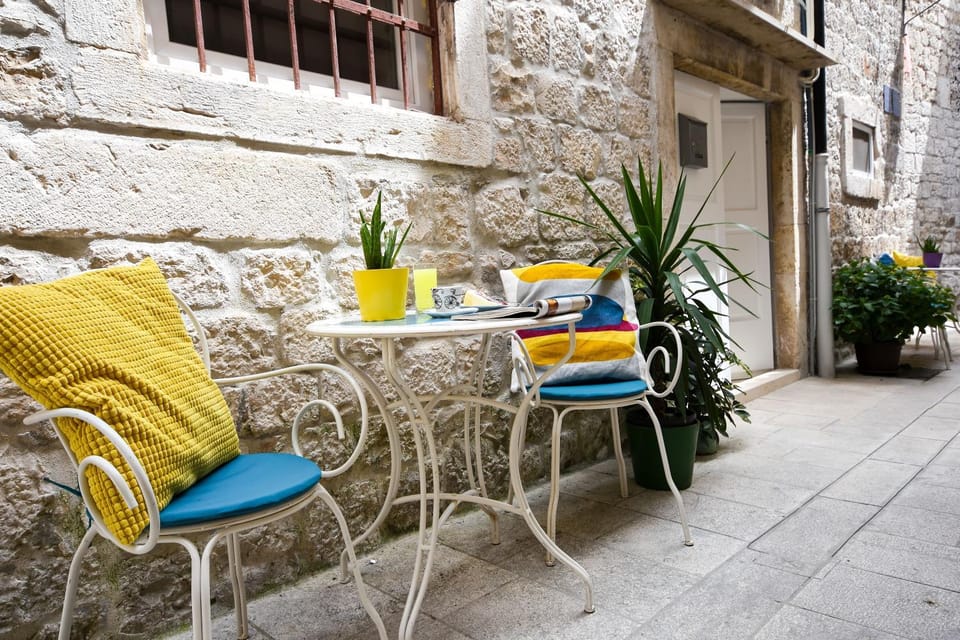 Patio, Facade/entrance