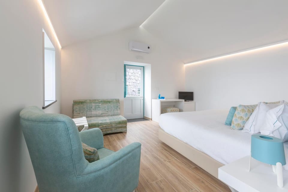 Bathroom, Bedroom, Sea view, Street view