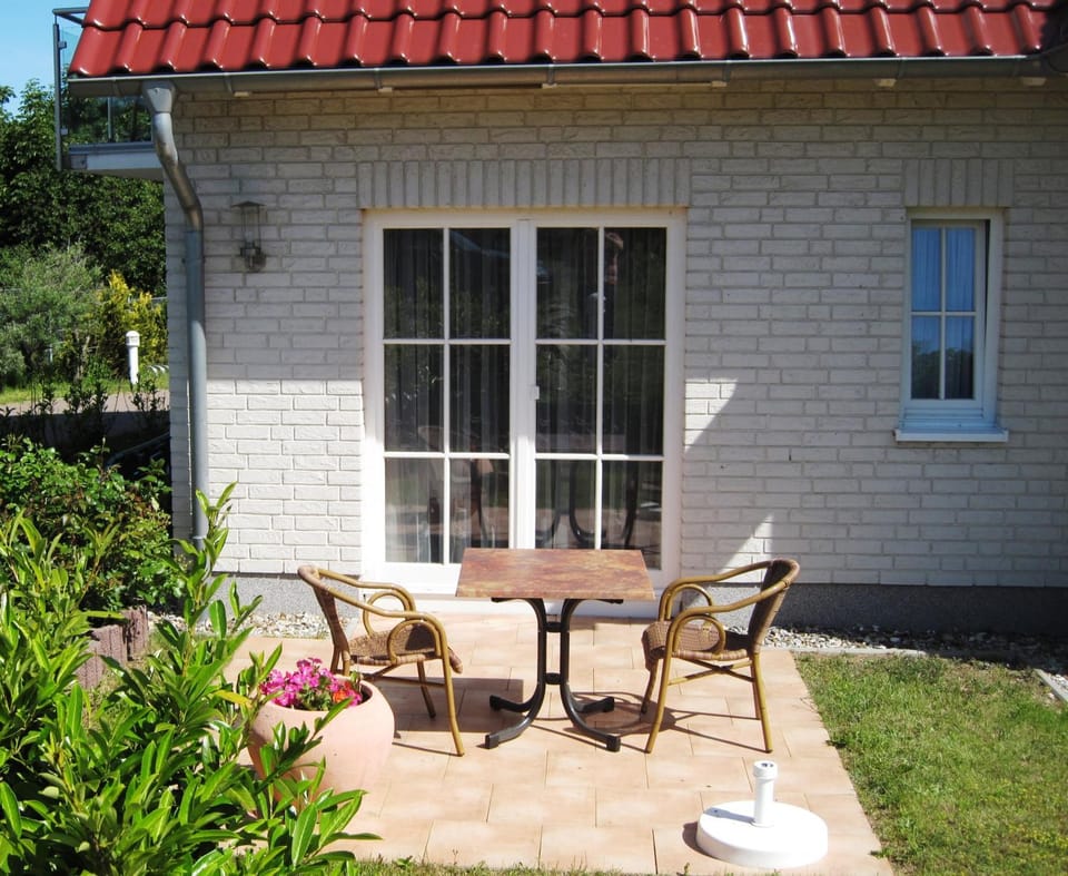 Property building, Spring, Day, Garden, Balcony/Terrace
