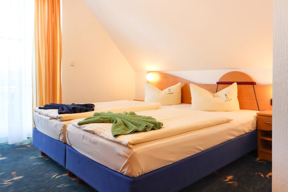 Bed, Bedroom, towels, towels