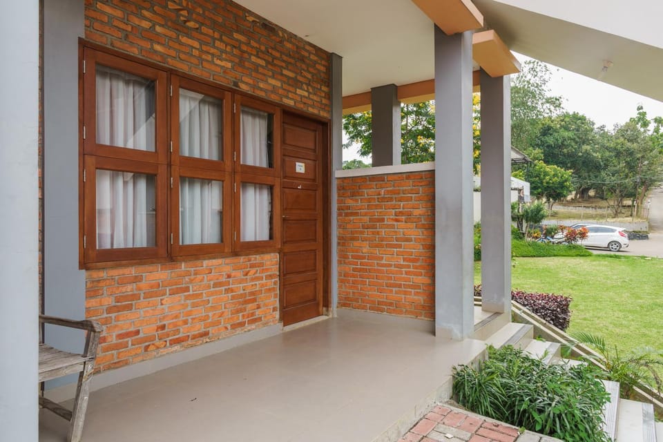RedDoorz Plus at Hotel Negeri Baru Lodaya Puncak Hotel in West Java