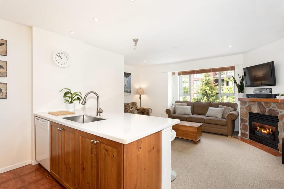 TV and multimedia, Kitchen or kitchenette, Living room, Seating area