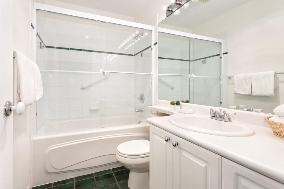 Shower, Toilet, Bathroom, Bath, towels