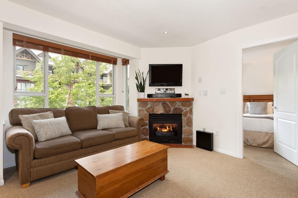 Communal lounge/ TV room, TV and multimedia, Living room, Seating area, Evening entertainment
