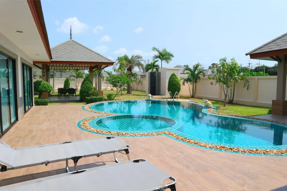 Property building, Day, Pool view, Swimming pool