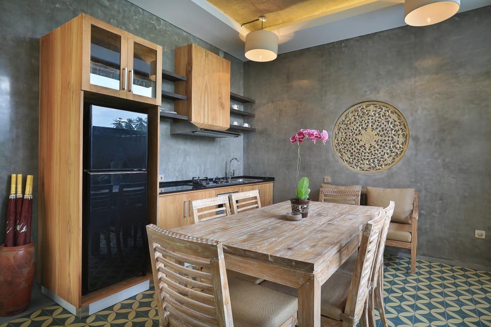 Coffee/tea facilities, Kitchen or kitchenette, Dining area, oven, stove