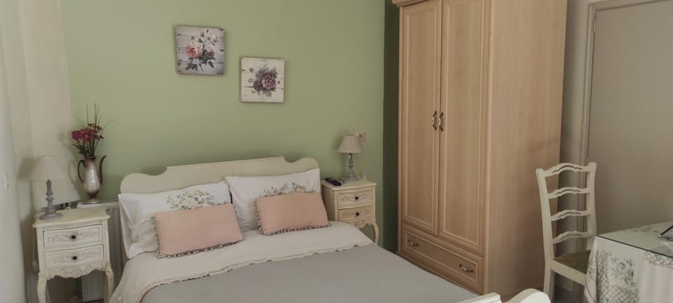 Bed, Photo of the whole room, Bedroom, wardrobe