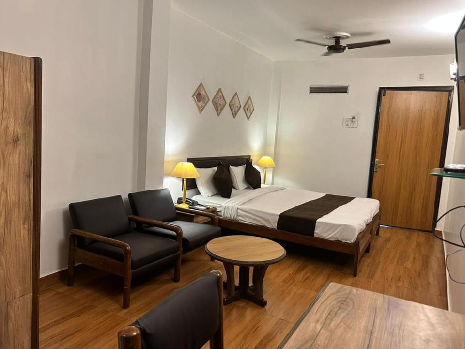 Bed, Photo of the whole room, Seating area, air conditioner