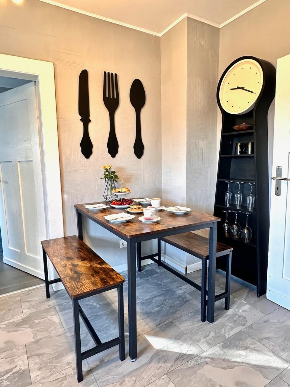 Kitchen or kitchenette, Dining area