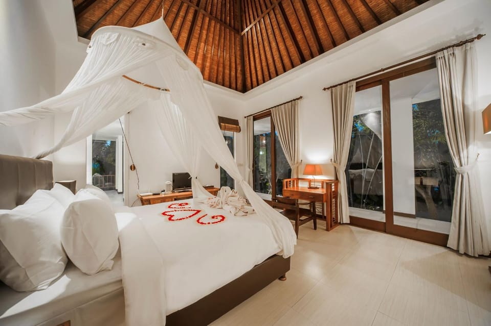 Bed, TV and multimedia, Photo of the whole room, Bedroom