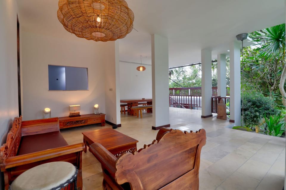 Communal lounge/ TV room, TV and multimedia, Living room, Seating area, Garden view
