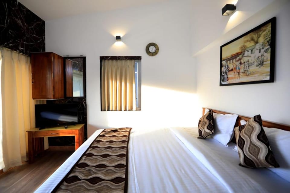Bed, TV and multimedia, Bedroom