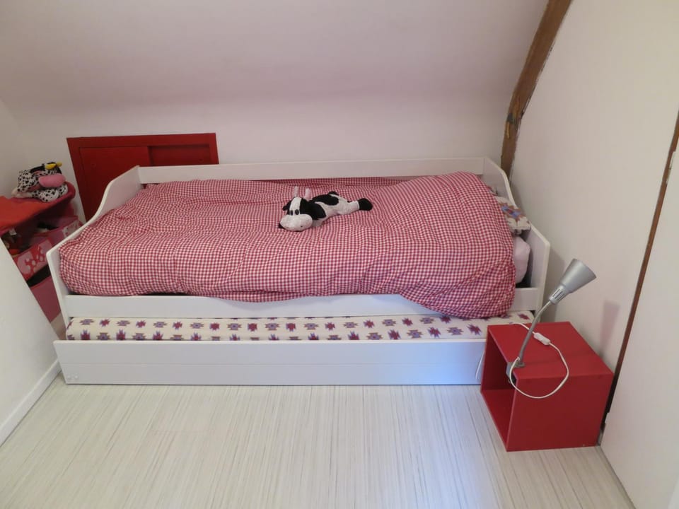 Photo of the whole room, Bedroom